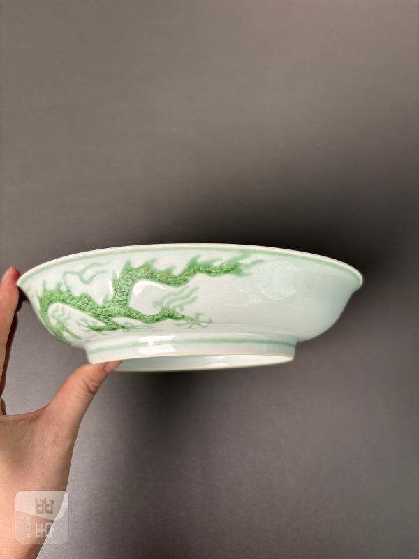 明正德 白釉暗刻海水绿龙纹盘（带老盒） - 图9